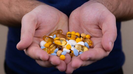 Hand met pillen Vitamine D