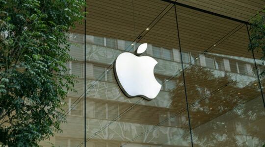 Apple logo op Apple Store gebouw welke is gemaakt door: Unsplash/Seongjin Park