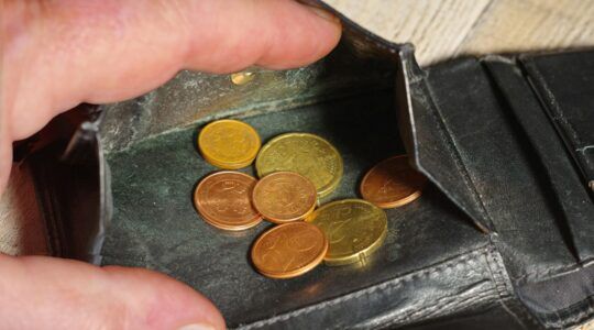 Een man die fooi geeft, waar ook belasting over moet worden betaald