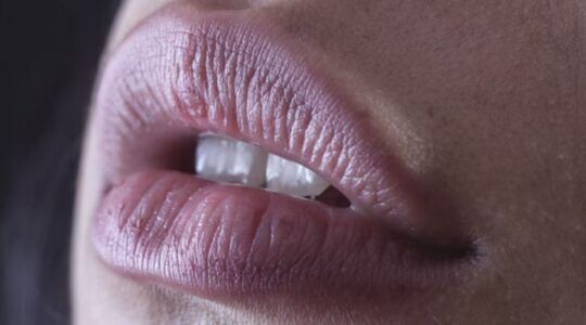 Een vrouw die in een van de fases van een orgasme zit