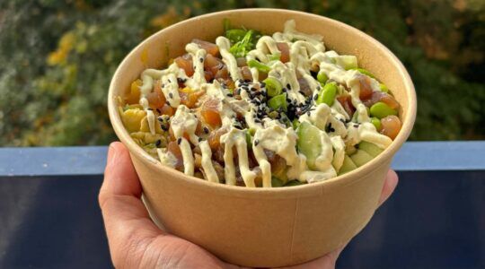 Een goedkope pokébowl, besteld bij Uber Eats