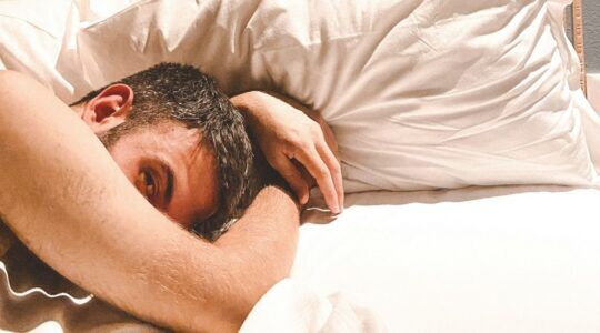 Man die zijn bed op zijn lichaamsbouw heeft afgestemd