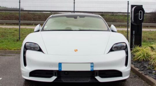 Een elektrische auto, waarvan de werkelijke actieradius vaak lager uitvalt