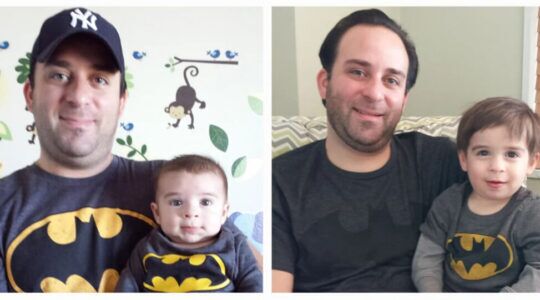 Vader en zoon poseren voor een Batman foto