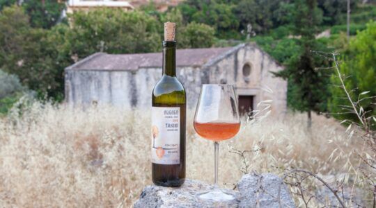 Een fles wijn met een kurk.