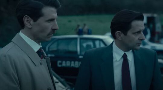 Twee politiemannen kijken bezorgd in miniserie 'the monster of florence'