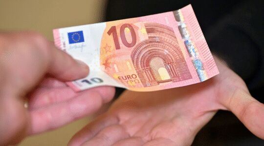 Briefgeld wordt overhandigt