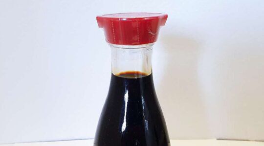 Een flesje met sojasaus