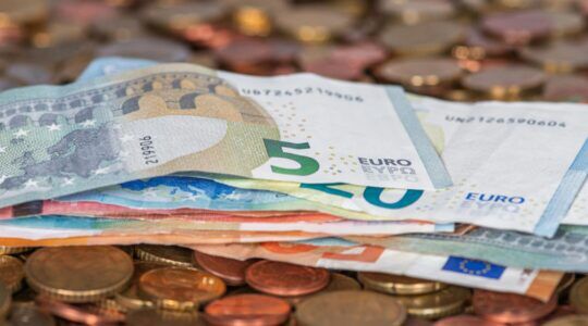 Geld, wat werkgevers hun personeel steeds meer moeten betalen.