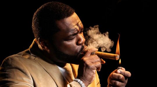 50 cent rookt een sigaar