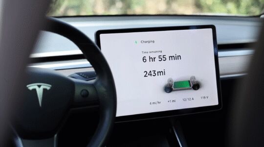 Een Tesla die aan het opladen is