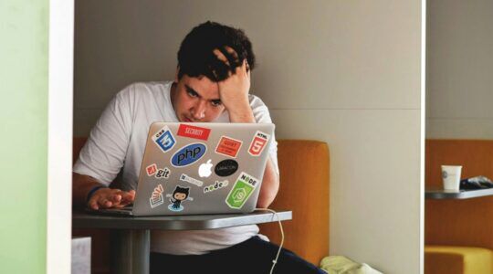 Persoon die wel een trucje tegen stress kan gebruiken.