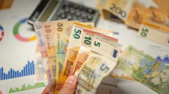 Geld, wat menigeen minder zal overhouden in 2026 door de inkomstenbelasting.