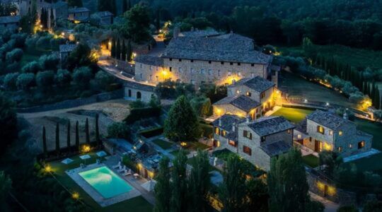 Een Italiaans dorp dat te koop staat.