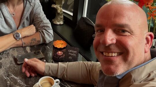 Andy van der Meijde in een restaurant