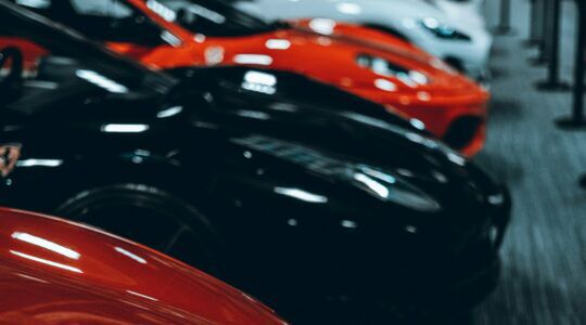 Een aantal (elektrische) auto's op een rij