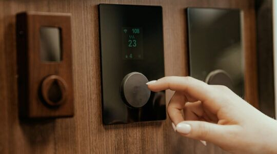 Een vrouw zet haar verwarming hoger