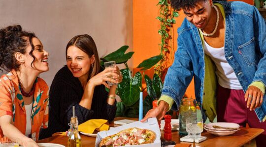 Mensen die eten hebben besteld van Thuisbezorgd in kwestie