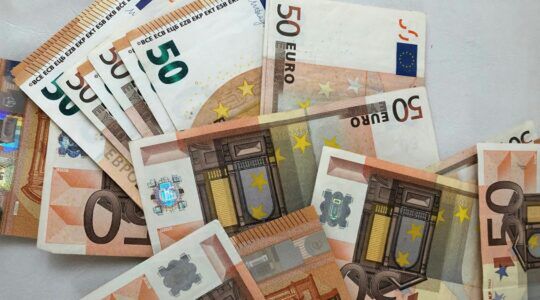 Geld, wat werkenden meer verdienen dankzij de stijgende werkloosheid.