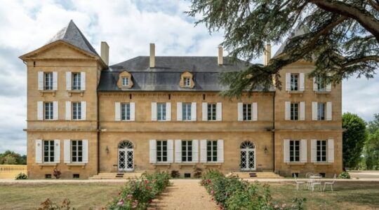 Het château waarin het appartement zich bevindt.