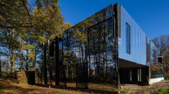 De woning met een bizar exterieur.