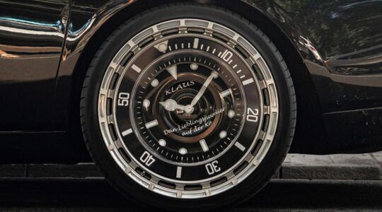 Velg van Rolls-Royce van Klaus Koenigsallee op straat