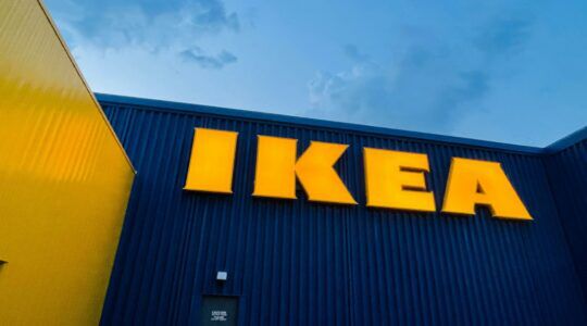 Vestiging van IKEA, waar ze de houten kast kopen