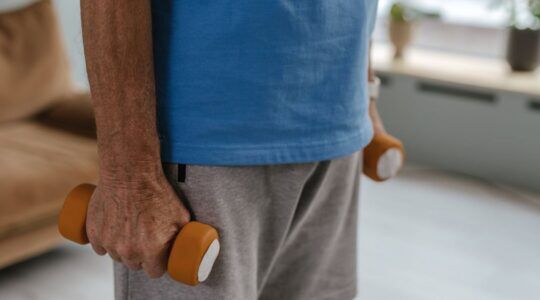 Man die aan het sporten is