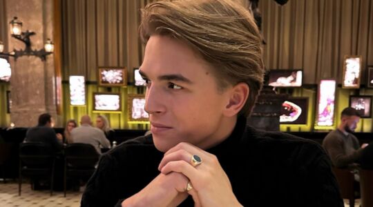 Antoon (de zanger die net een nieuw appartement heeft gekocht)