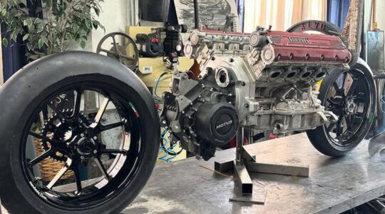 Een kaalgetrokken Ferrari-motorblok