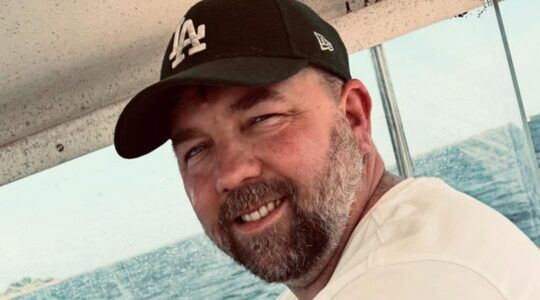 Theo Janssen, oud-voetballer en huidige coach van De Treffers, op een boot