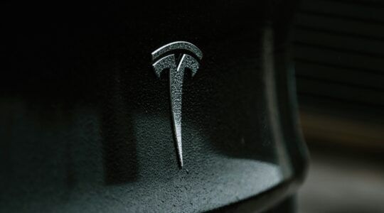 Het logo van Tesla
