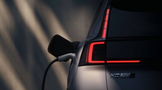 Volvo XC70, een EREV elektriche auto aan het laden