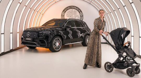 Mercedes-Benz/ Hartan AMG kinderwagen in kwestie