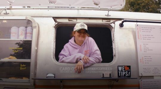 De dame die een Airstream-trailer ombouwde tot koffiezaak.