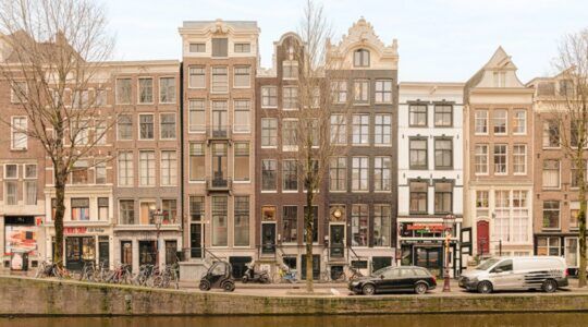 Het gebouw aan de Amsterdamse grachten waarin de woning is geplaatst.