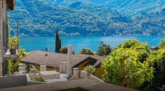 Het uitzicht van het huisje aan het Comomeer.