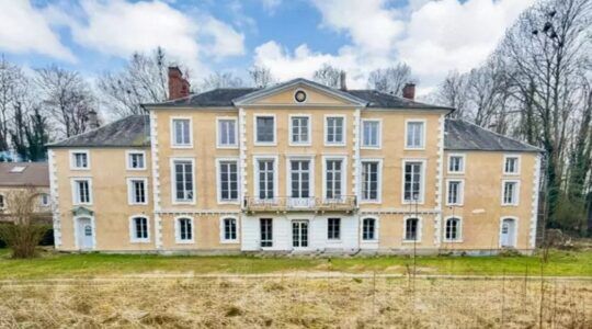 De voorzijde van het kasteel in Frankrijk.