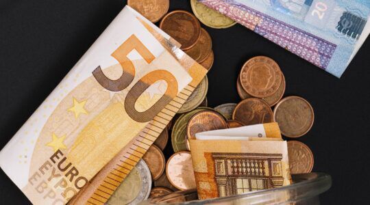 Geld, wat ook met banen zonder opleiding valt te verdienen.