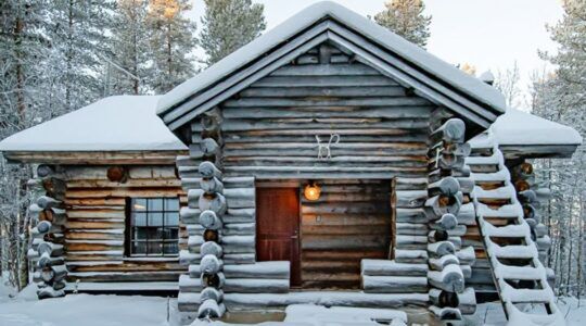 De voorzijde van het huis in Lapland.