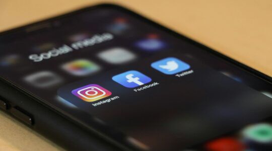 Mobiel met social media, waar werkgevers steeds vaker regels voor opstellen.