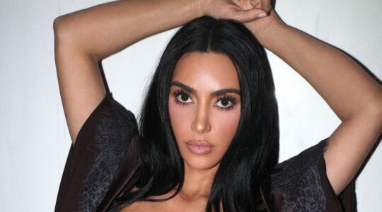 Kim Kardashian in de lingerie voor de fotoshoot van haar eigen merk SKIMS