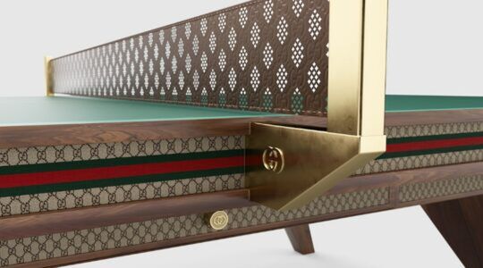 De zijkant van de pingpongtafel van Gucci.