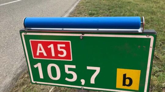 Hectometerpaaltje met een blauwe roller