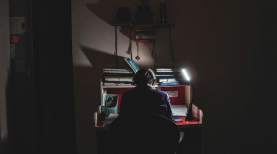 Persoon die aan het werk is achter het bureau