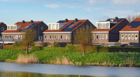 Een rij huizen aan een kanaal