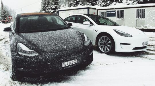 Elektrische auto's die in de winter zijn ondergesneeuwd