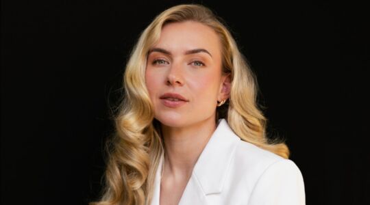 Joy Beune voor de fotoshoot van Helden Magazine