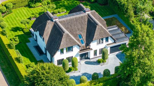 De buitenkant van de villa die multimiljonair Eelko van Kooten te koop heeft gezet op Funda