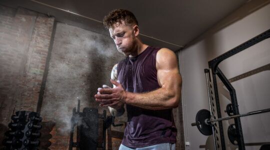 Een man die zich klaarmaakt voor zijn volgende set in de sportschool (en die ongetwijfeld ESN-producten gebruikt)